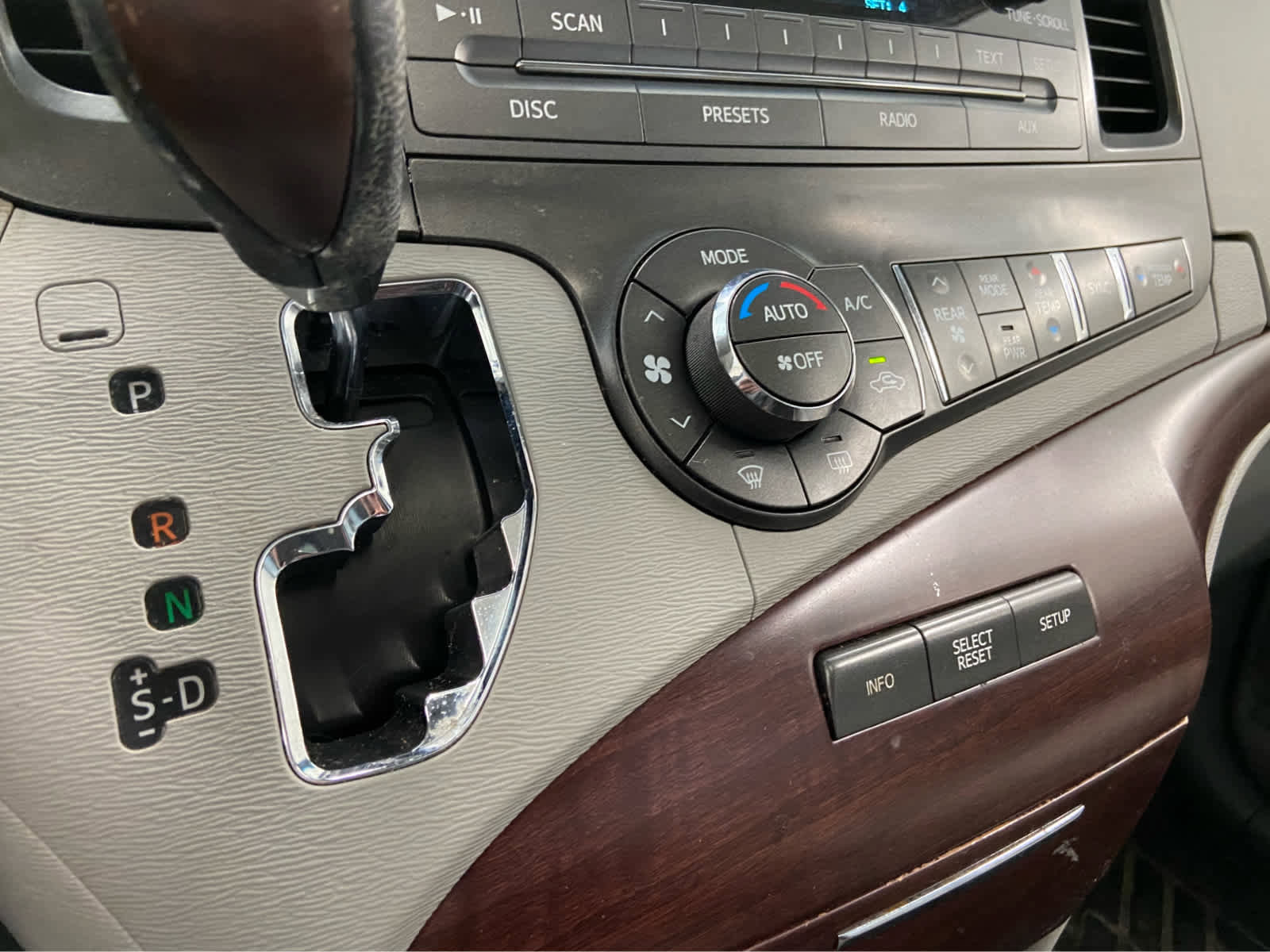 Used 2013 Toyota Sienna XLE FWD image 24