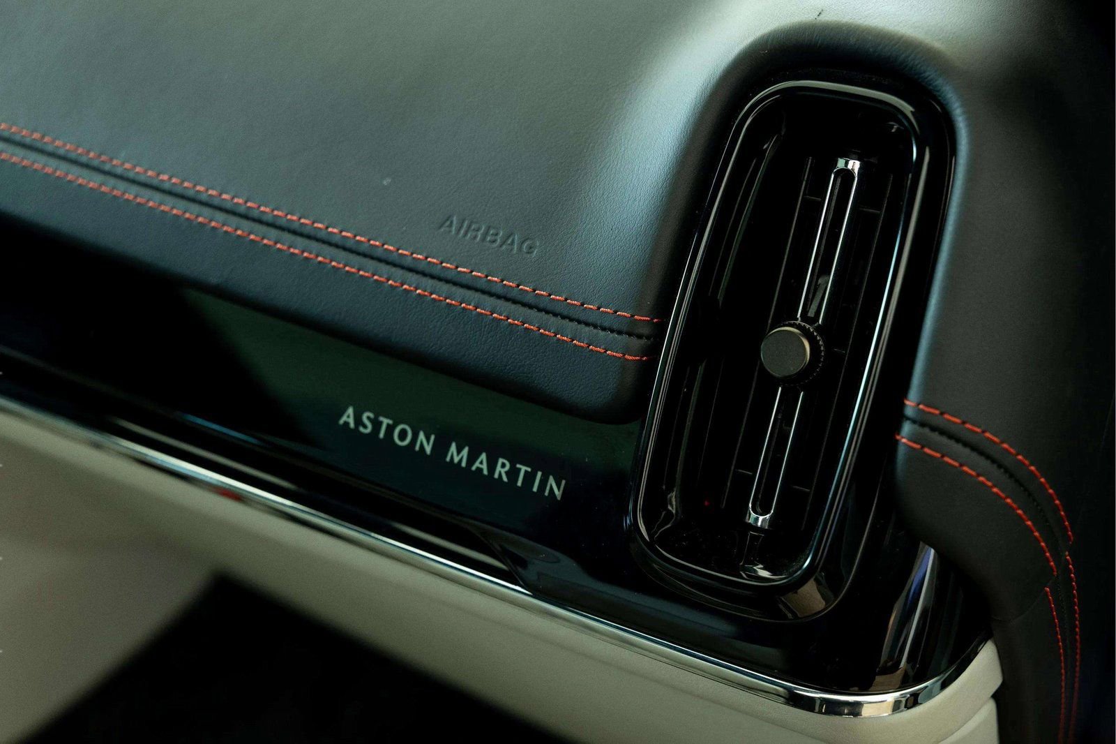 Used 2025 Aston Martin DBX 707 image 32