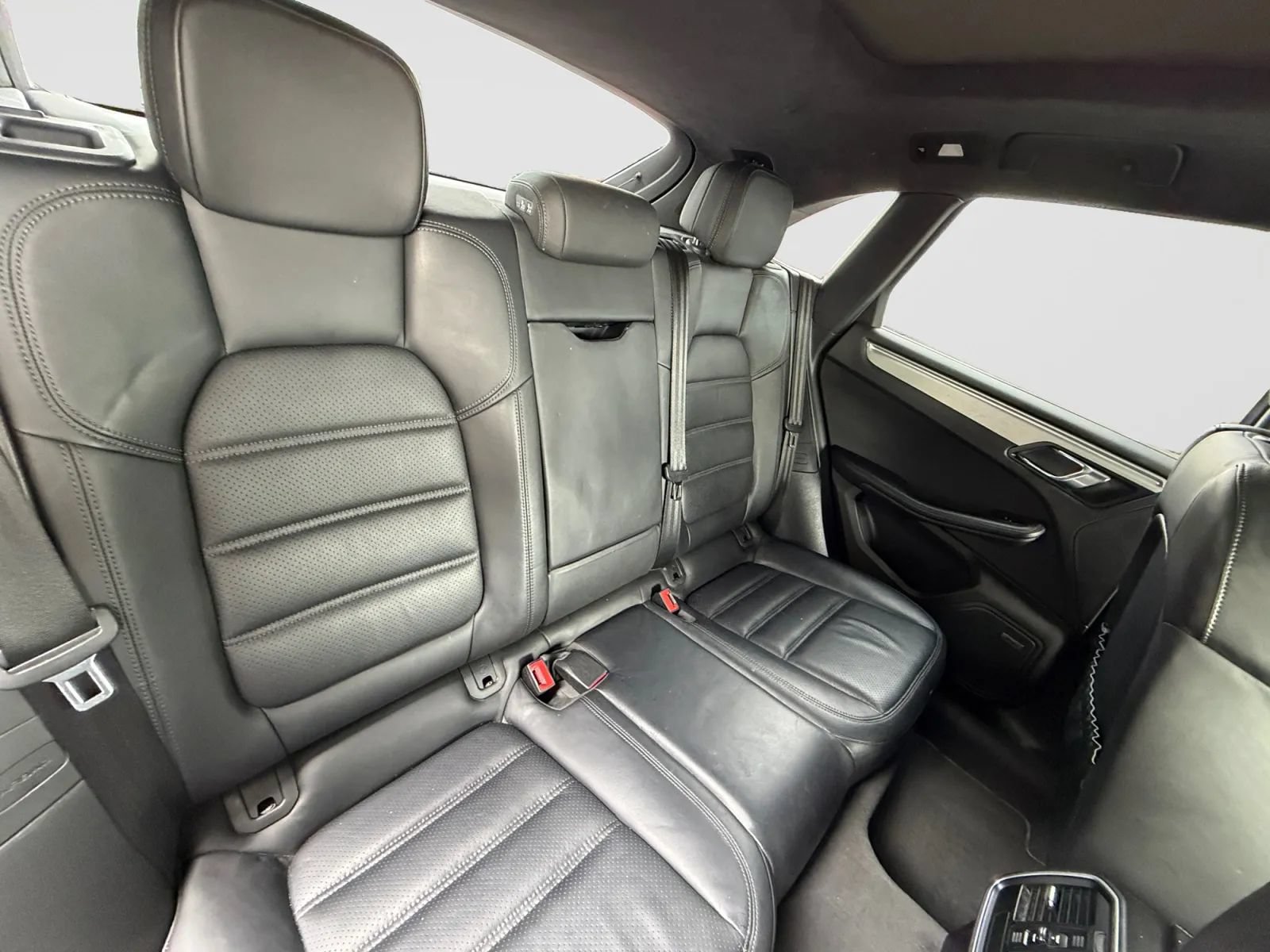 Used 2017 Porsche Macan Turbo AWD/4WD image 18