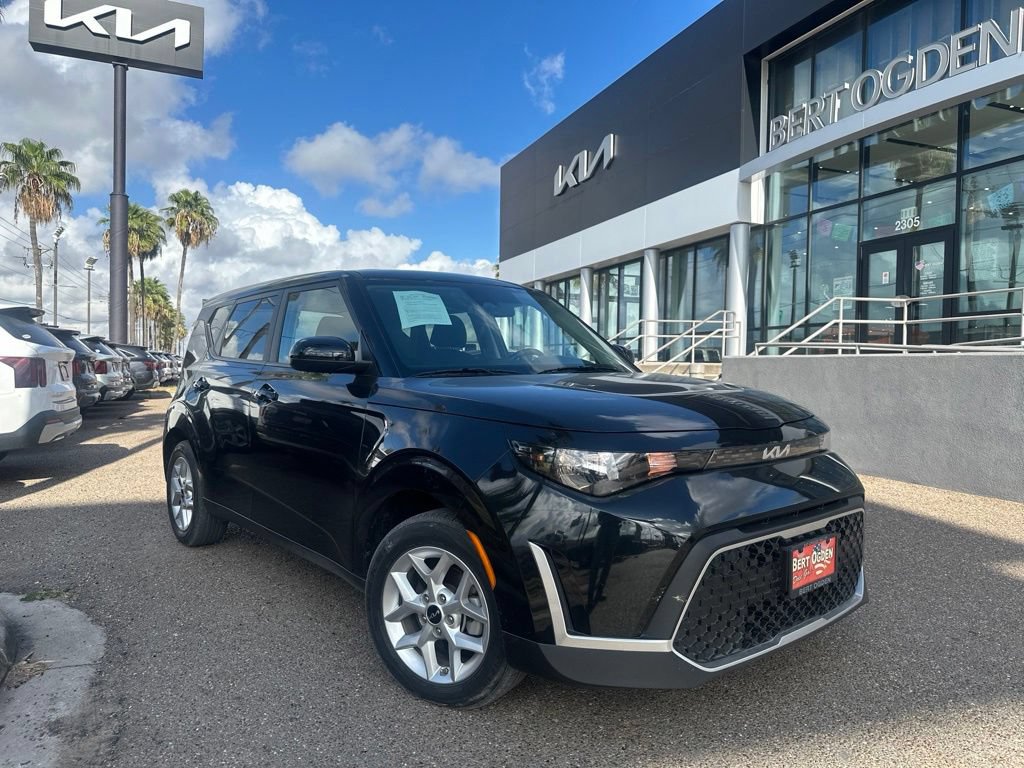 Used 2023 Kia Soul LX w/ Option Group 015 FWD image 1
