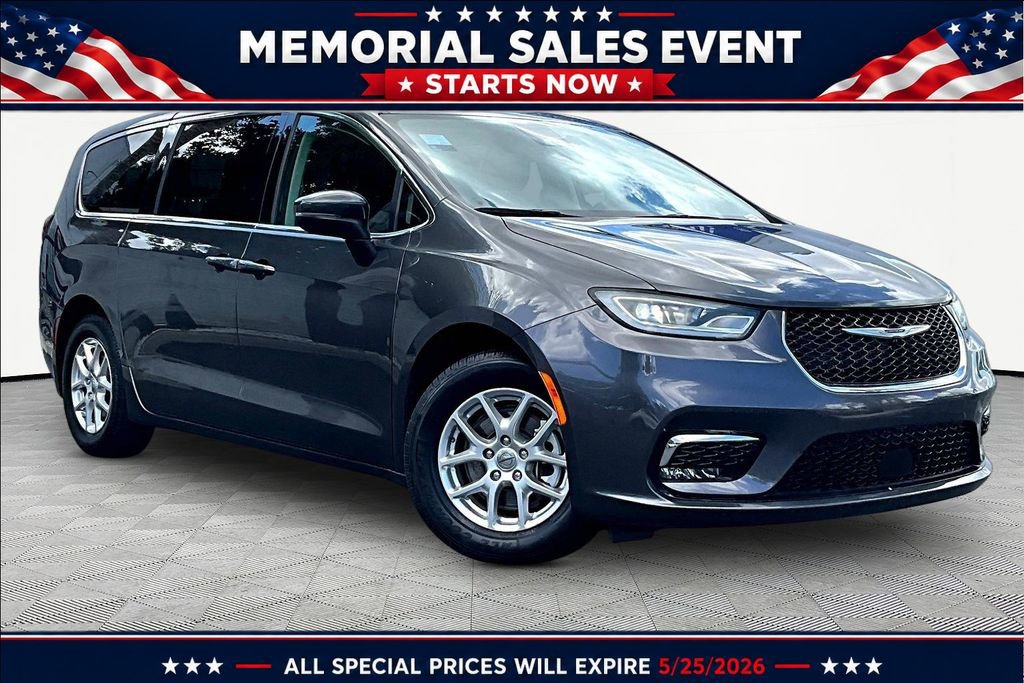 Used 2023 Chrysler Pacifica Touring-L FWD image 1