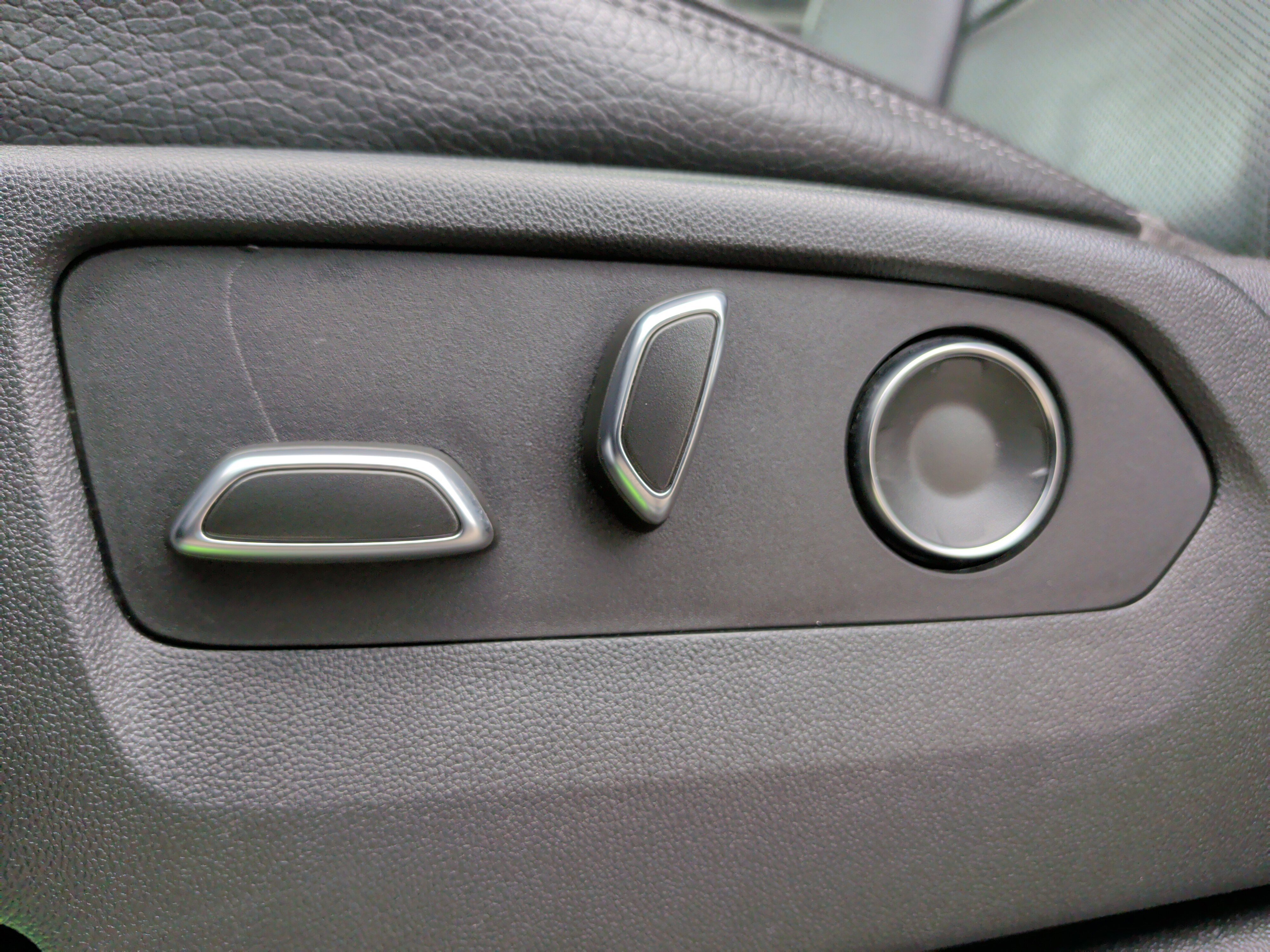 Used 2021 GMC Yukon Denali w/ Denali Premium Package image 28