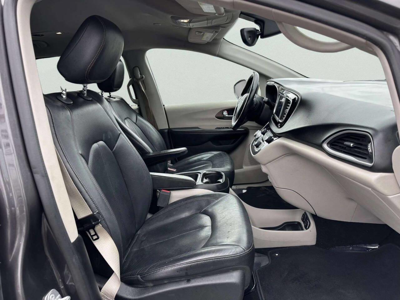 Used 2019 Chrysler Pacifica Touring-L image 18