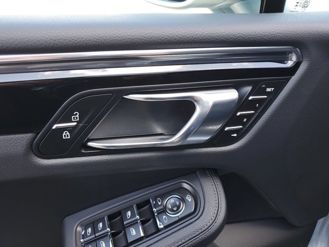 Used 2025 Porsche Macan image 27