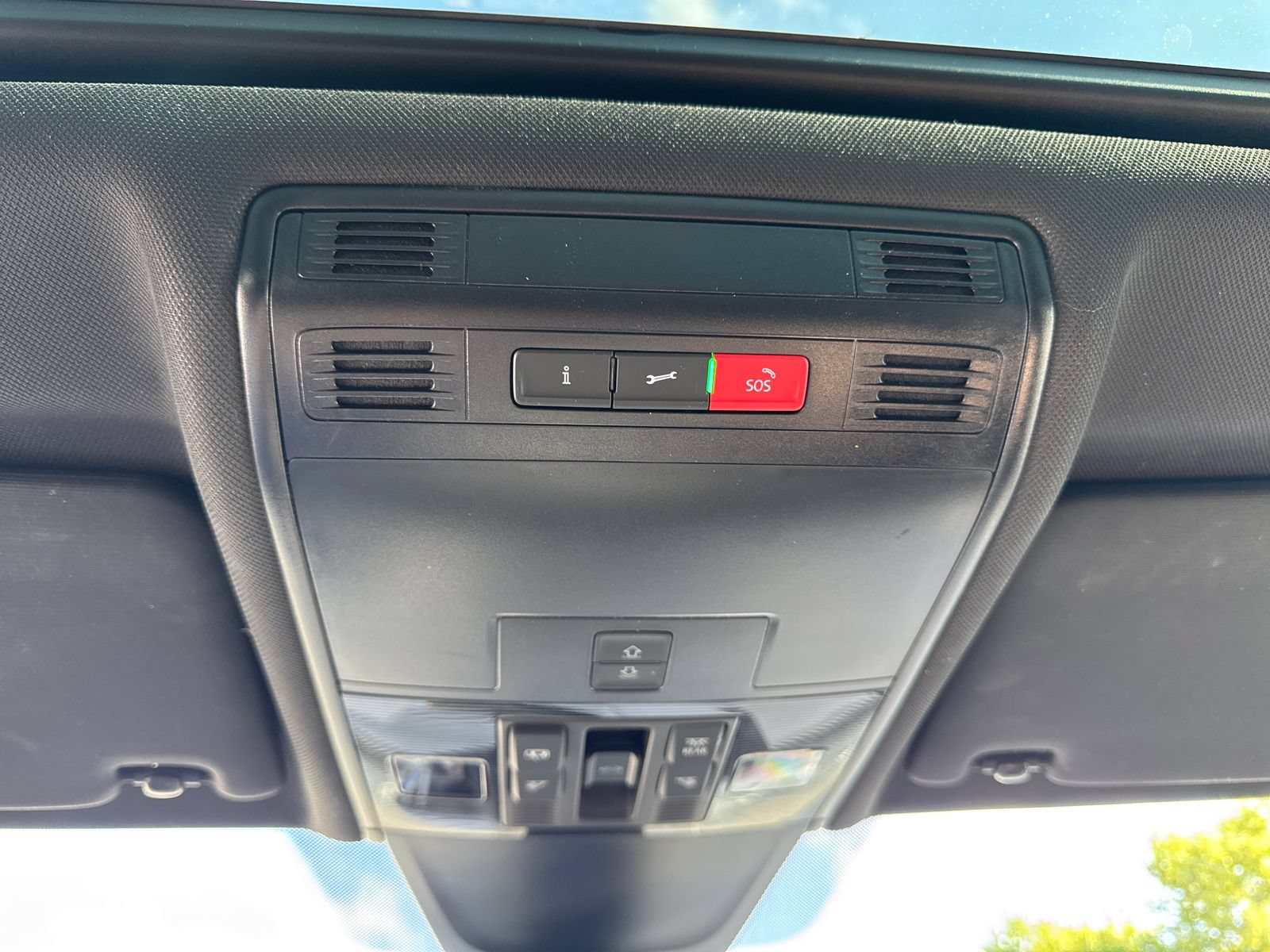 Certified 2023 Volkswagen Tiguan SE R-Line FWD image 34