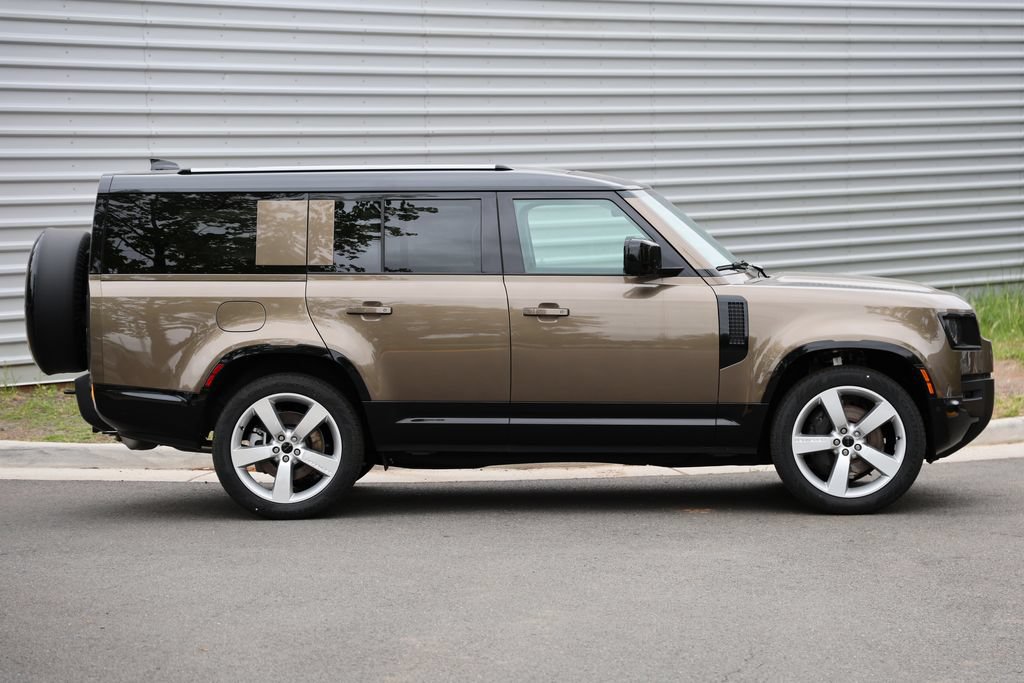 New 2026 Land Rover Defender 130 X-Dynamic SE AWD/4WD image 4