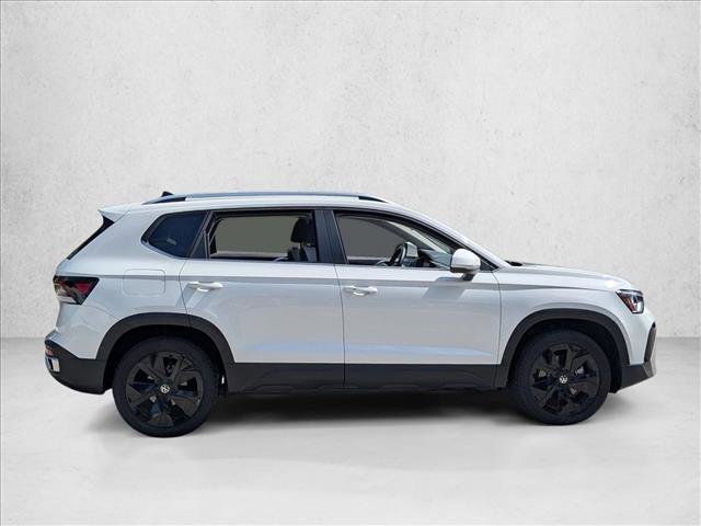 Used 2025 Volkswagen Taos SE w/ Panoramic Sunroof Package FWD image 4