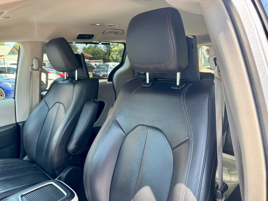 Used 2020 Chrysler Pacifica Touring-L Plus FWD image 20