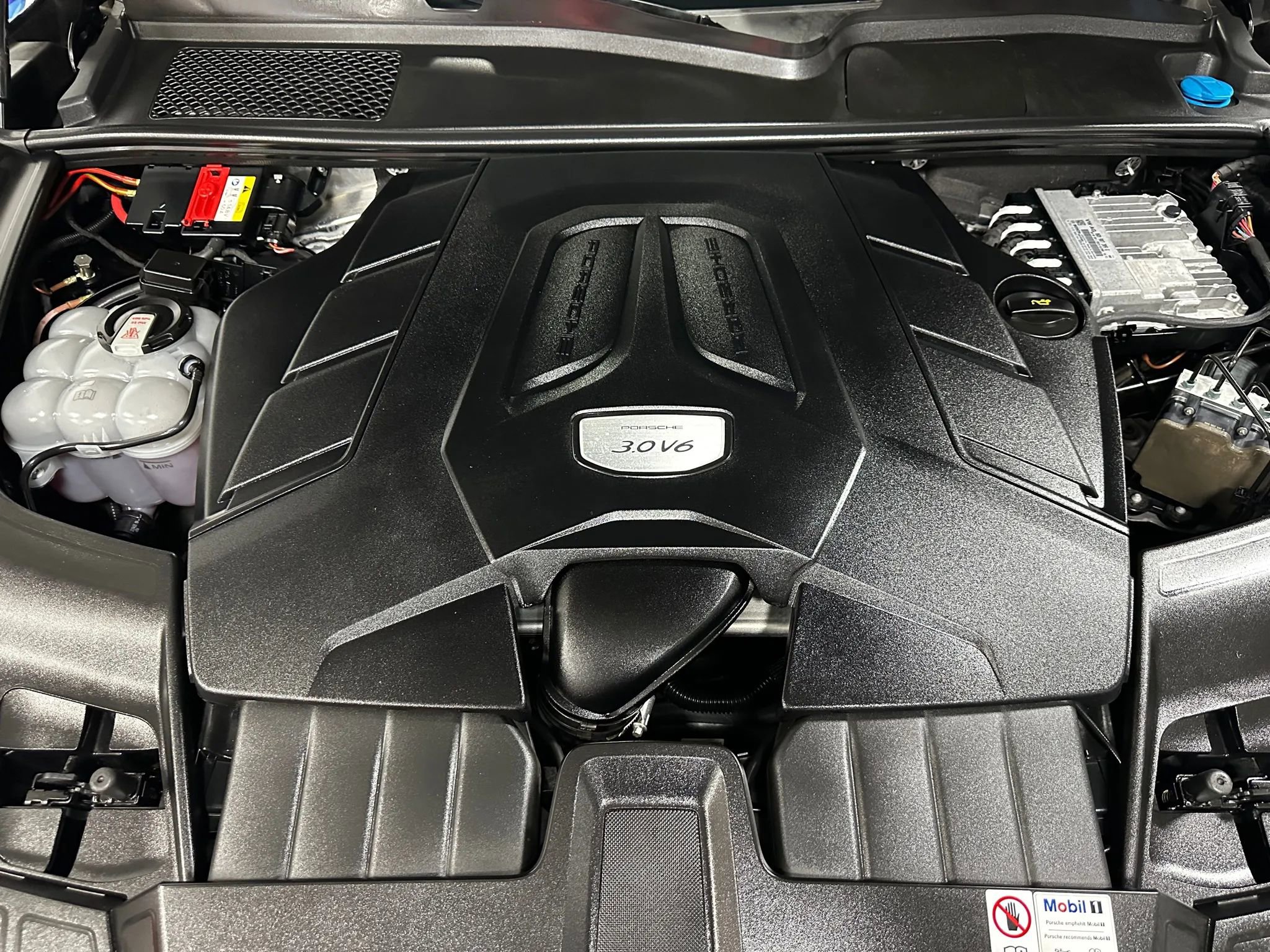 Used 2022 Porsche Cayenne Platinum Edition w/ Premium Package Plus image 29