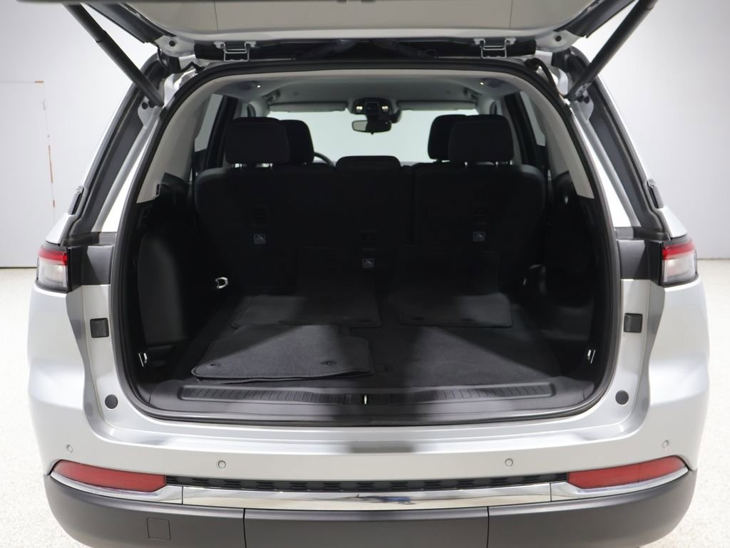 Used 2023 Jeep Grand Cherokee Laredo w/ Luxury Tech Group I AWD/4WD image 4