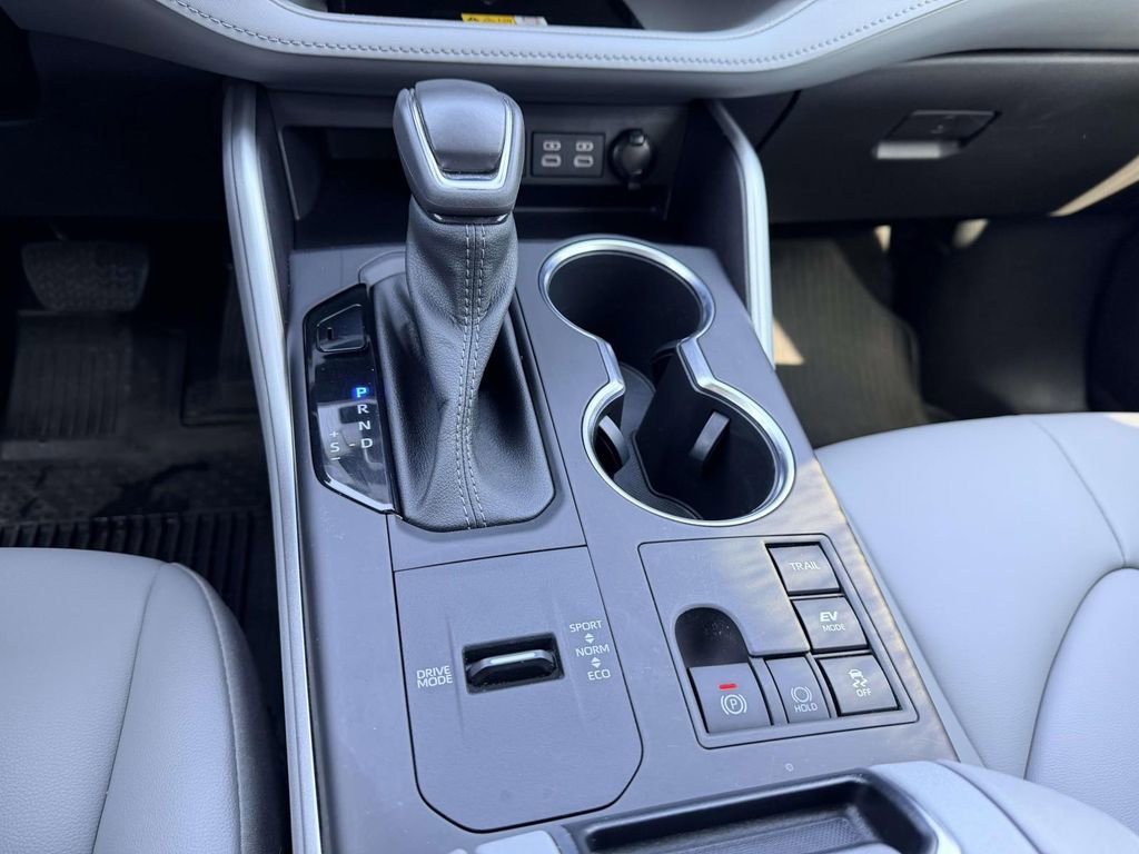 Used 2023 Toyota Highlander XLE image 6