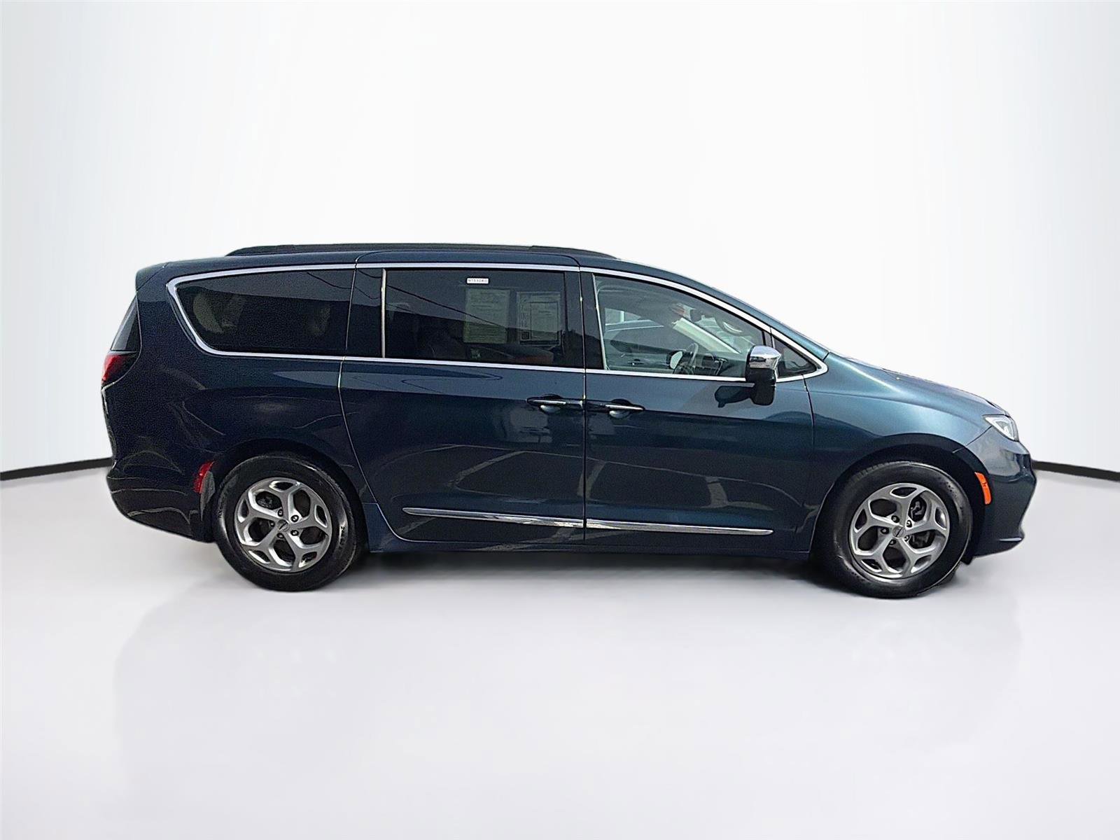 Used 2023 Chrysler Pacifica Limited image 8