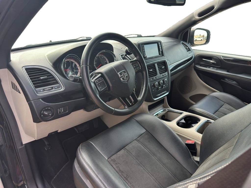 Used 2019 Dodge Grand Caravan SXT FWD image 2