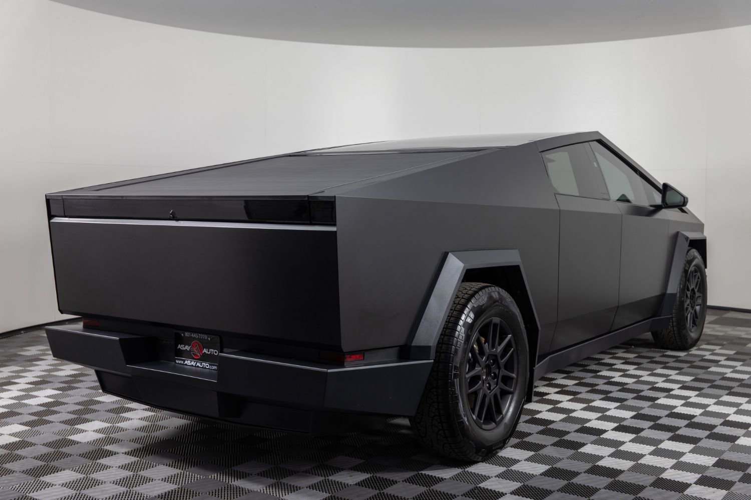 Used 2024 Tesla Cybertruck AWD Crew Cab image 7