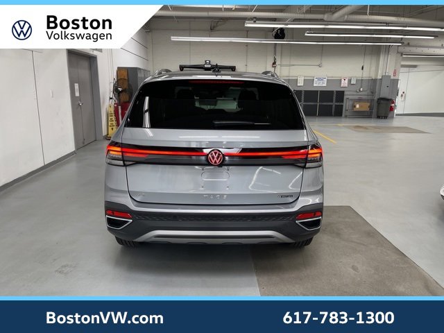 Used 2025 Volkswagen Taos SE w/ Panoramic Sunroof Package image 3