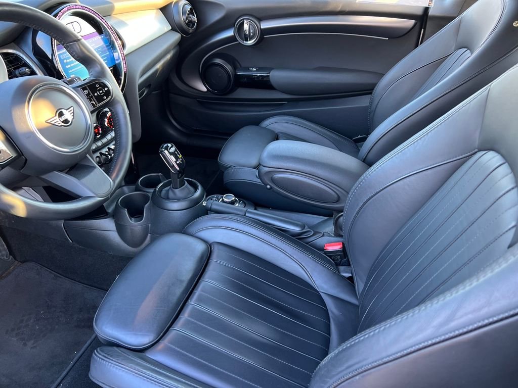 Used 2023 MINI Cooper Classic w/ Signature Upholstery Package image 9