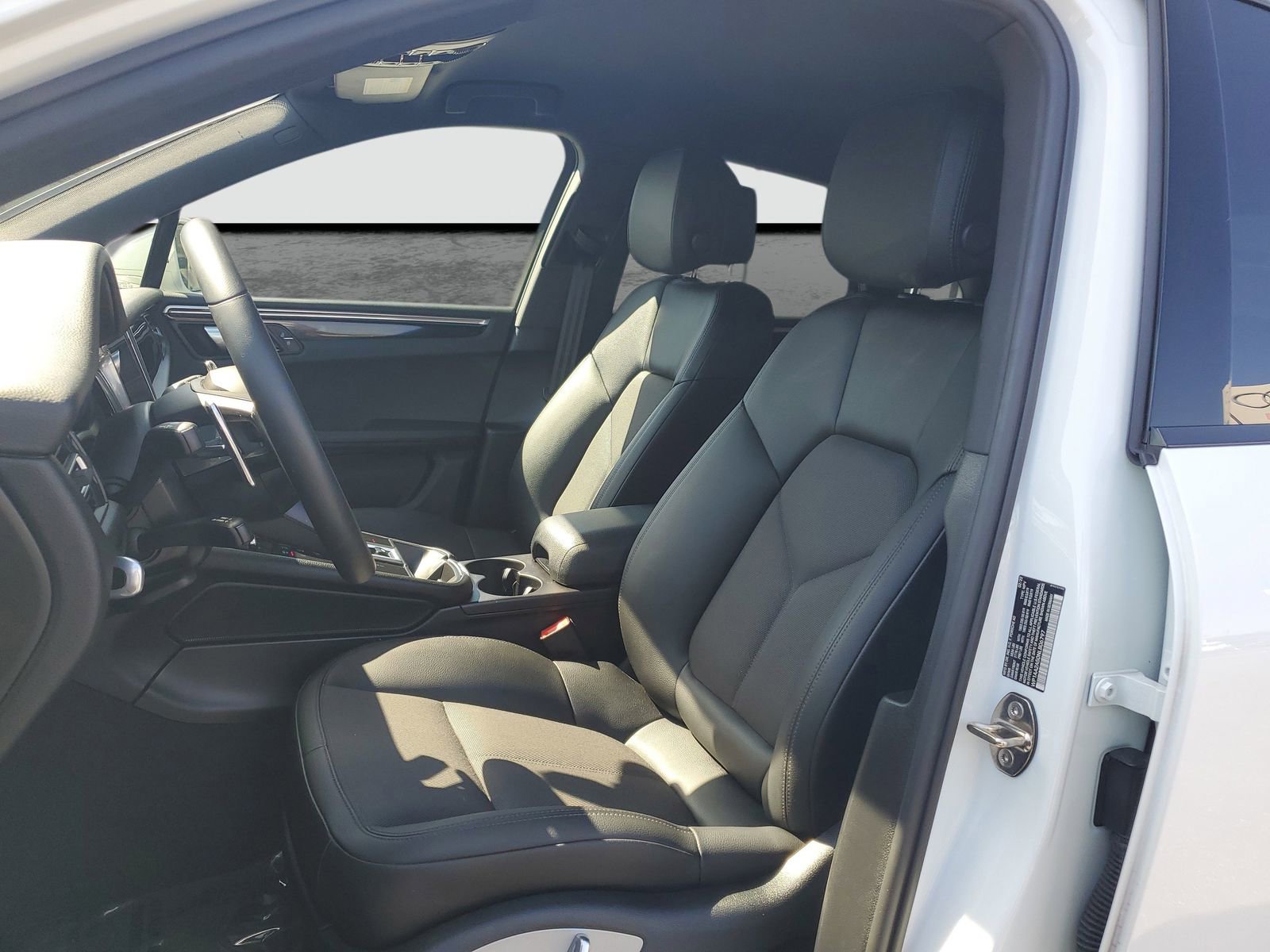 Used 2022 Porsche Macan AWD/4WD image 17