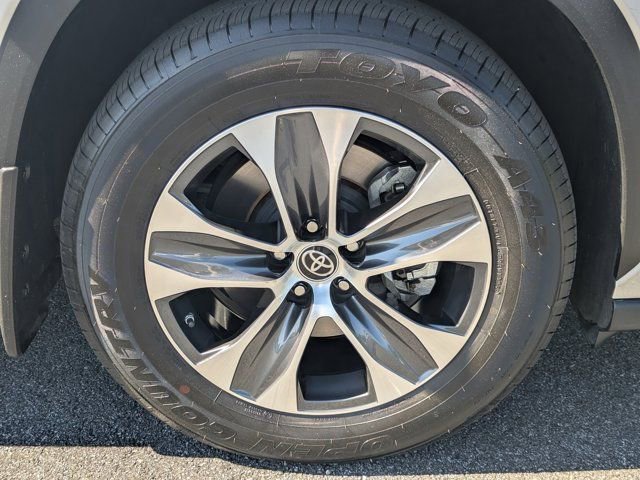 Used 2022 Toyota Highlander XLE AWD/4WD image 11