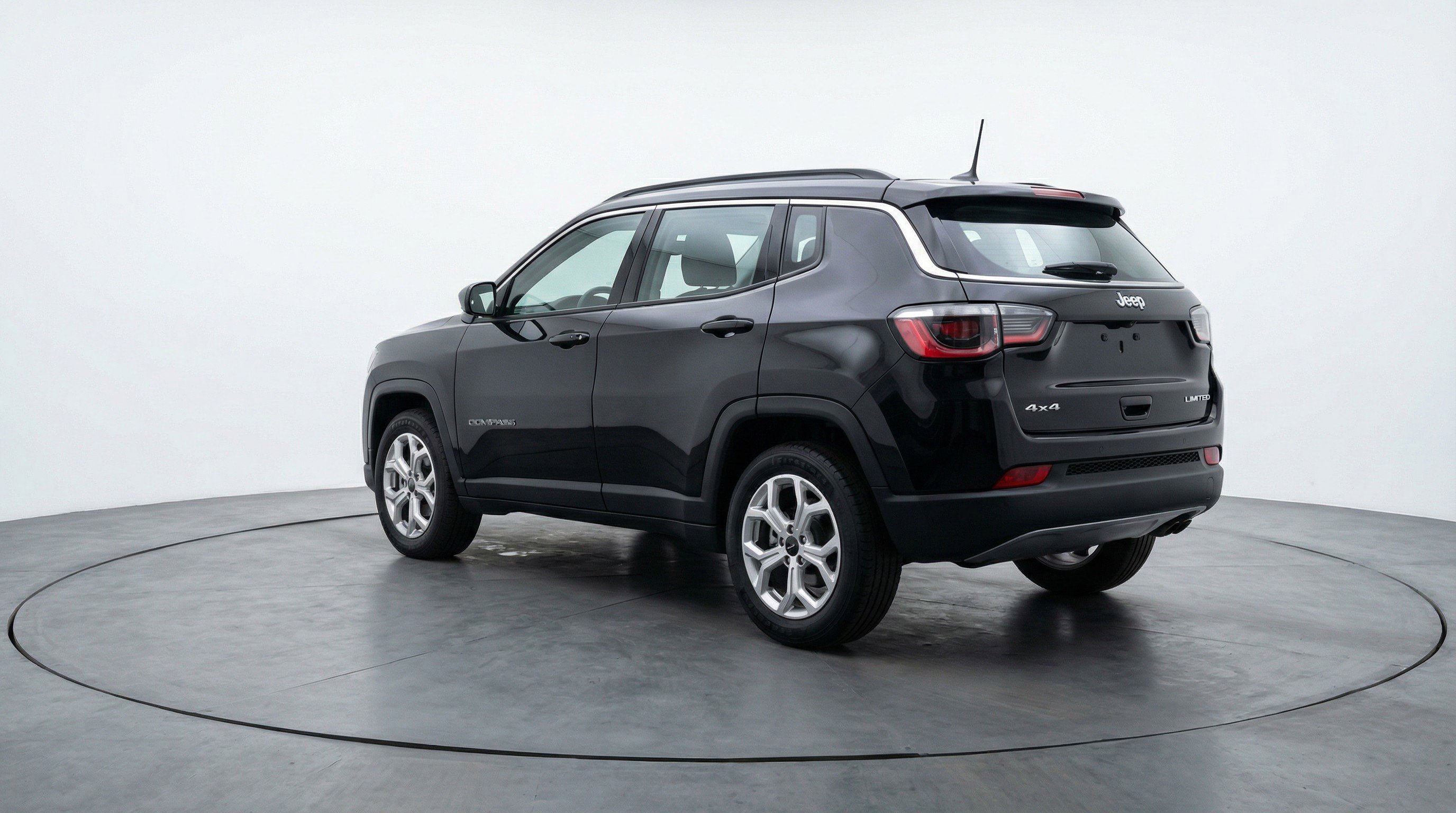 Used 2025 Jeep Compass Latitude AWD/4WD image 6