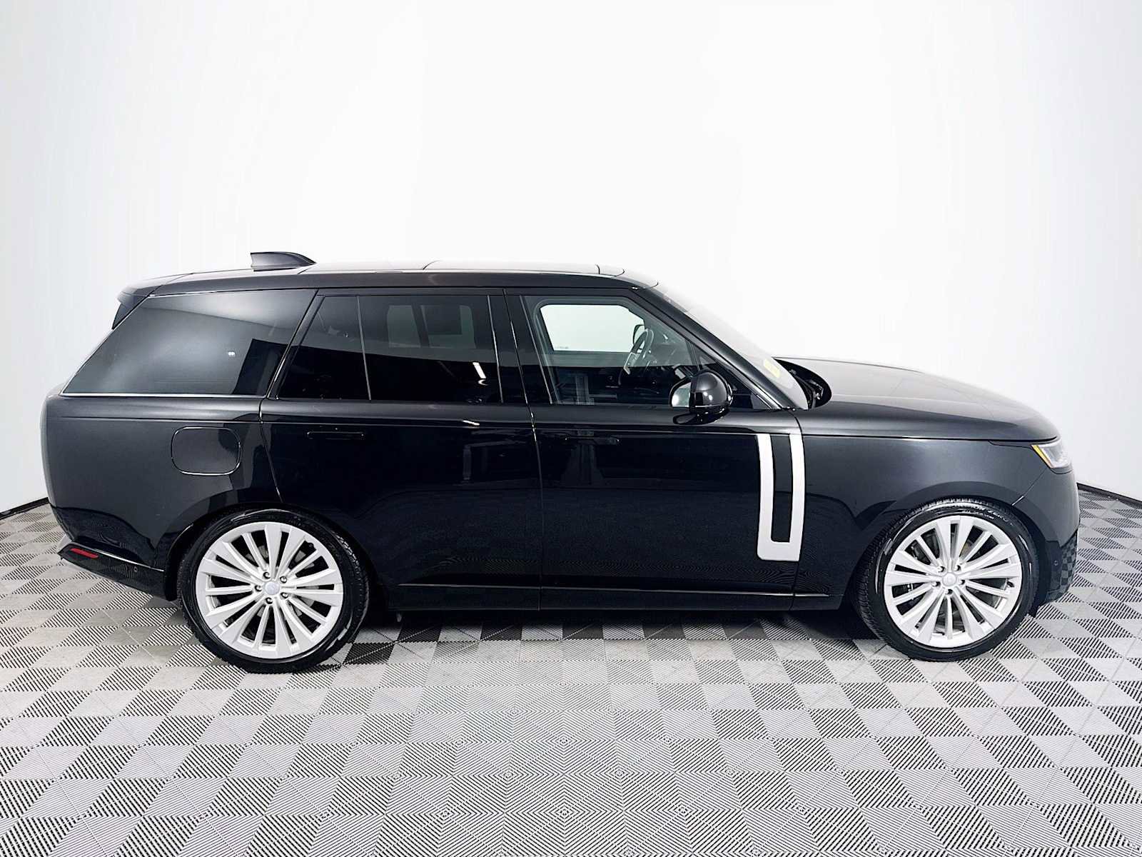 Used 2023 Land Rover Range Rover First Edition image 4