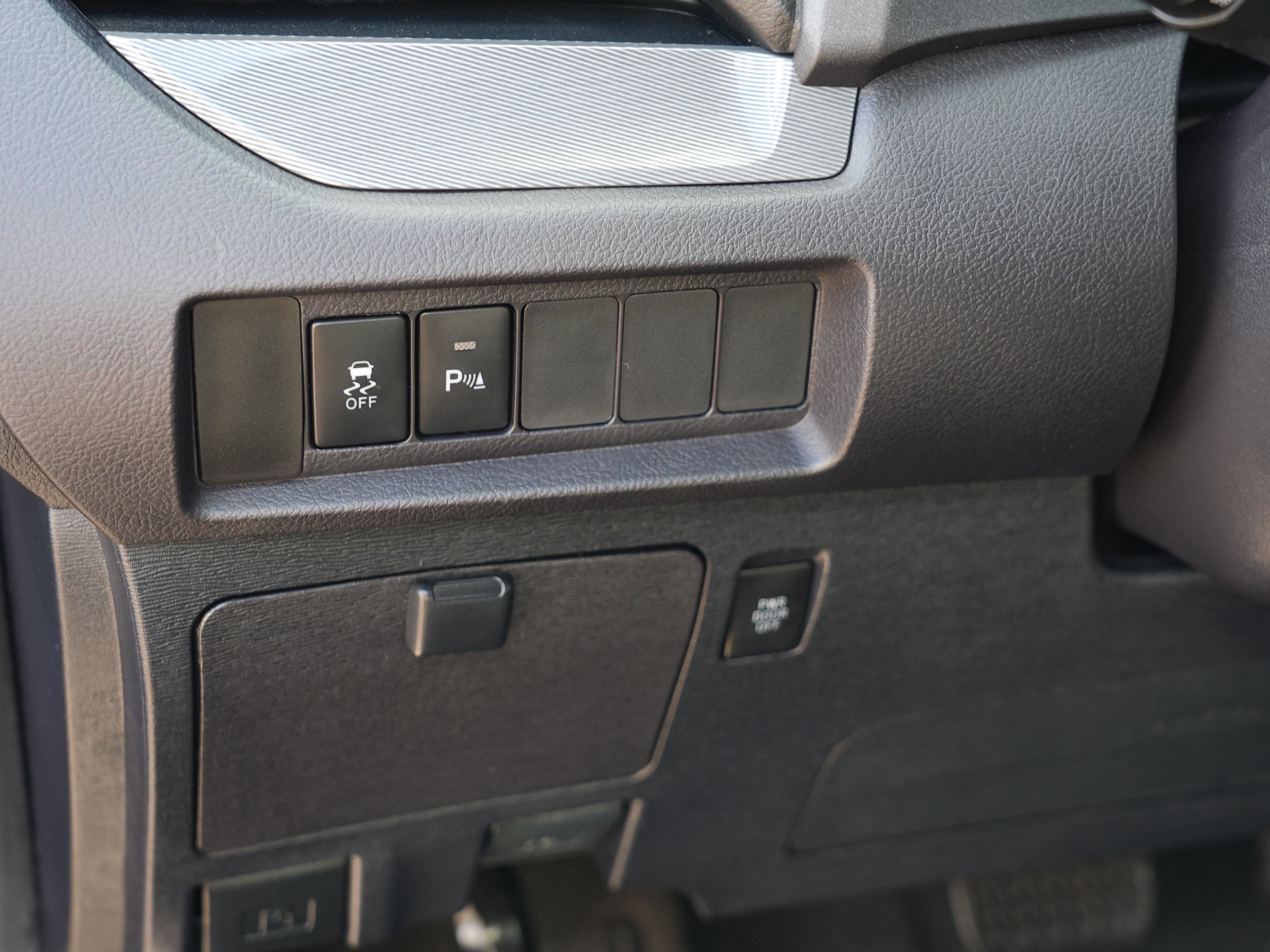 Used 2020 Toyota Sienna SE Premium w/ Nightshade Edition FWD image 17
