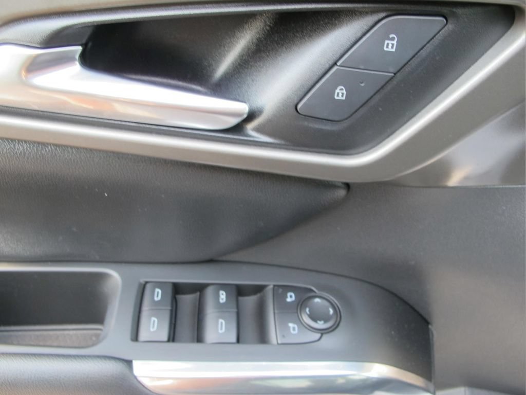 Used 2025 Chevrolet Traverse LT w/ Driver Confidence Package FWD image 10