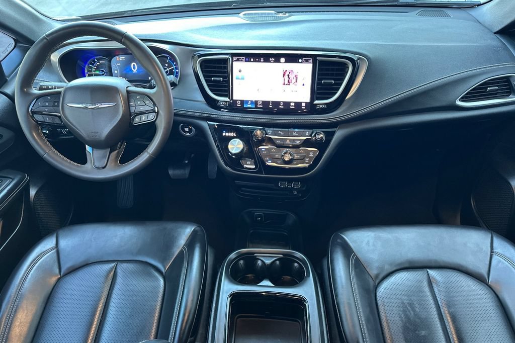 Used 2023 Chrysler Pacifica Touring-L w/ Uconnect Theater Family Group FWD image 13