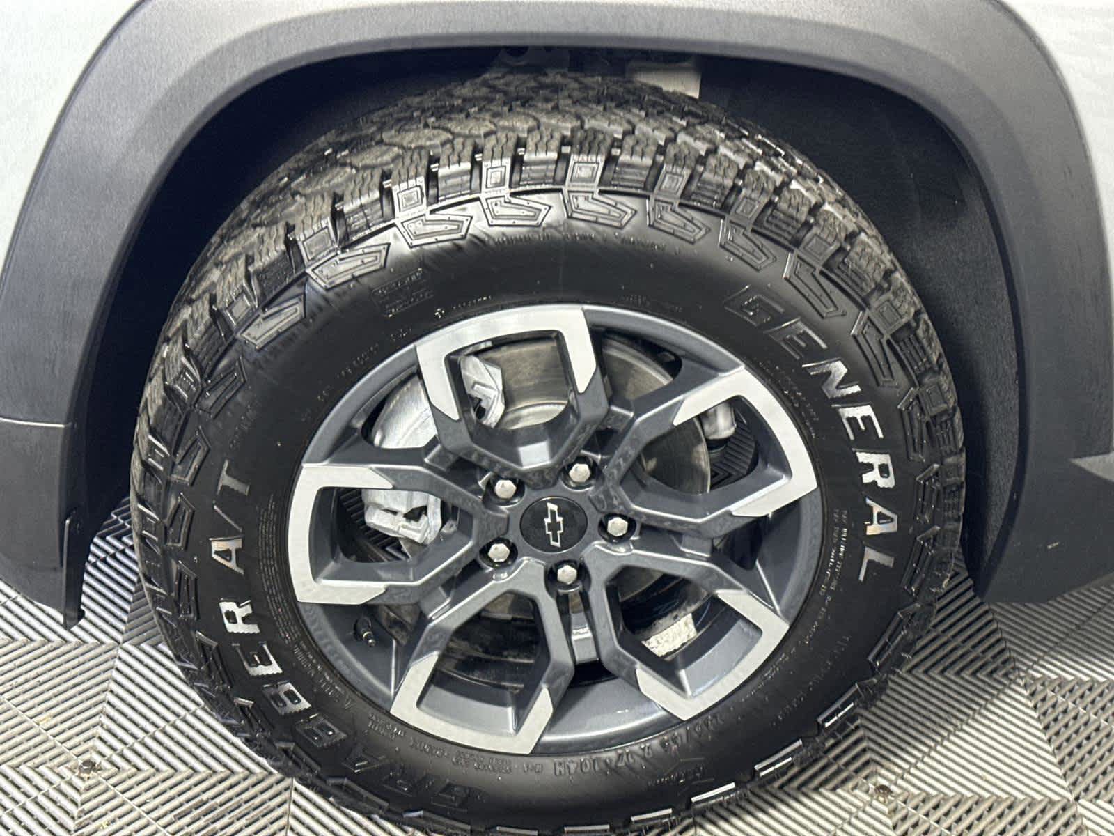 Used 2025 Chevrolet Equinox ACTIV image 10