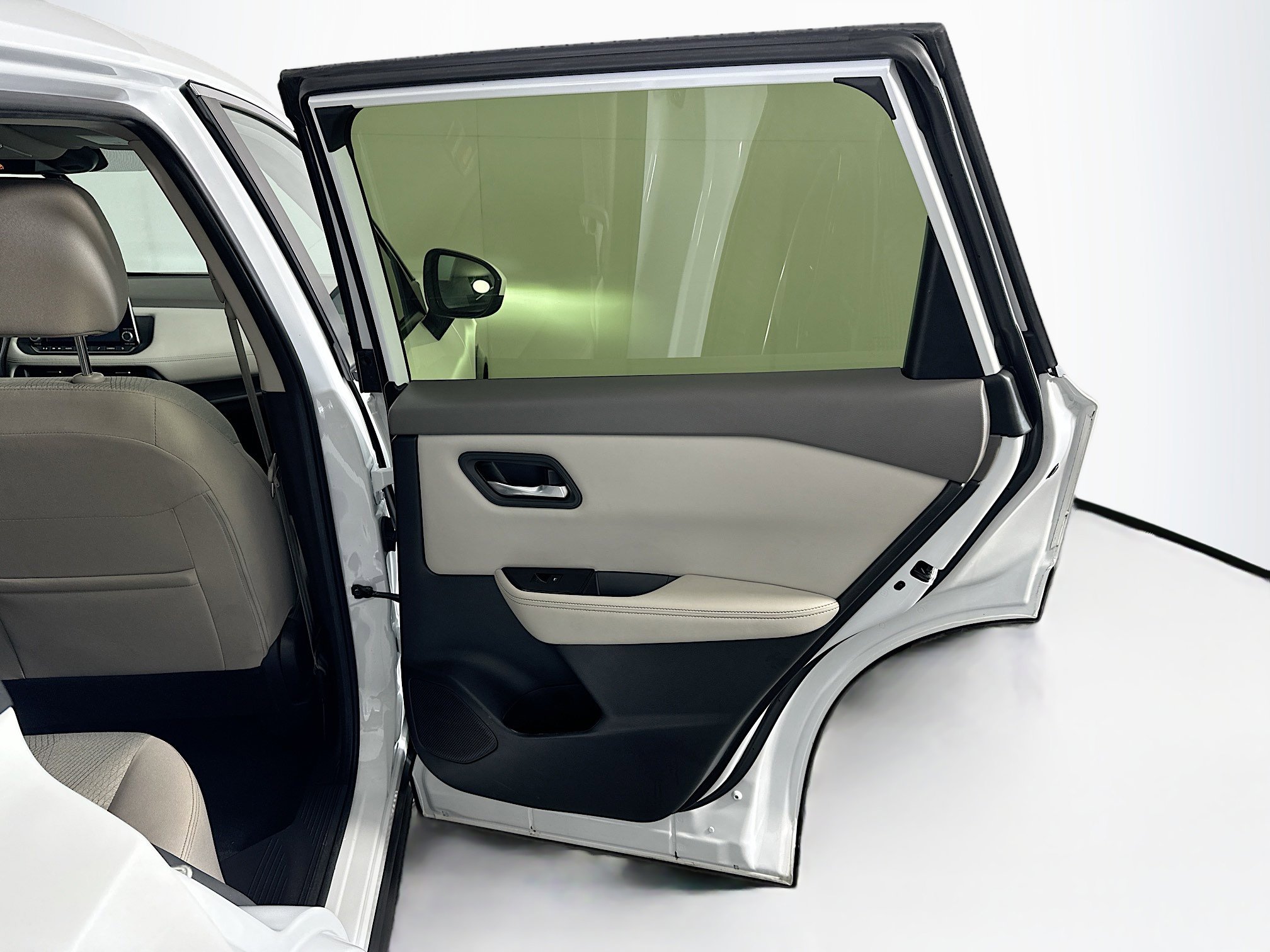 Used 2024 Nissan Rogue SV image 32