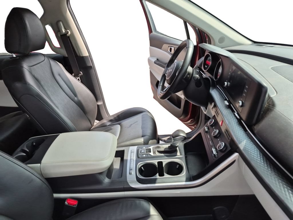 Used 2023 Kia Carnival LX FWD image 41