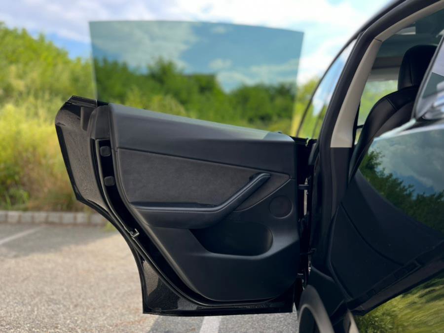 Used 2022 Tesla Model Y Long Range image 34