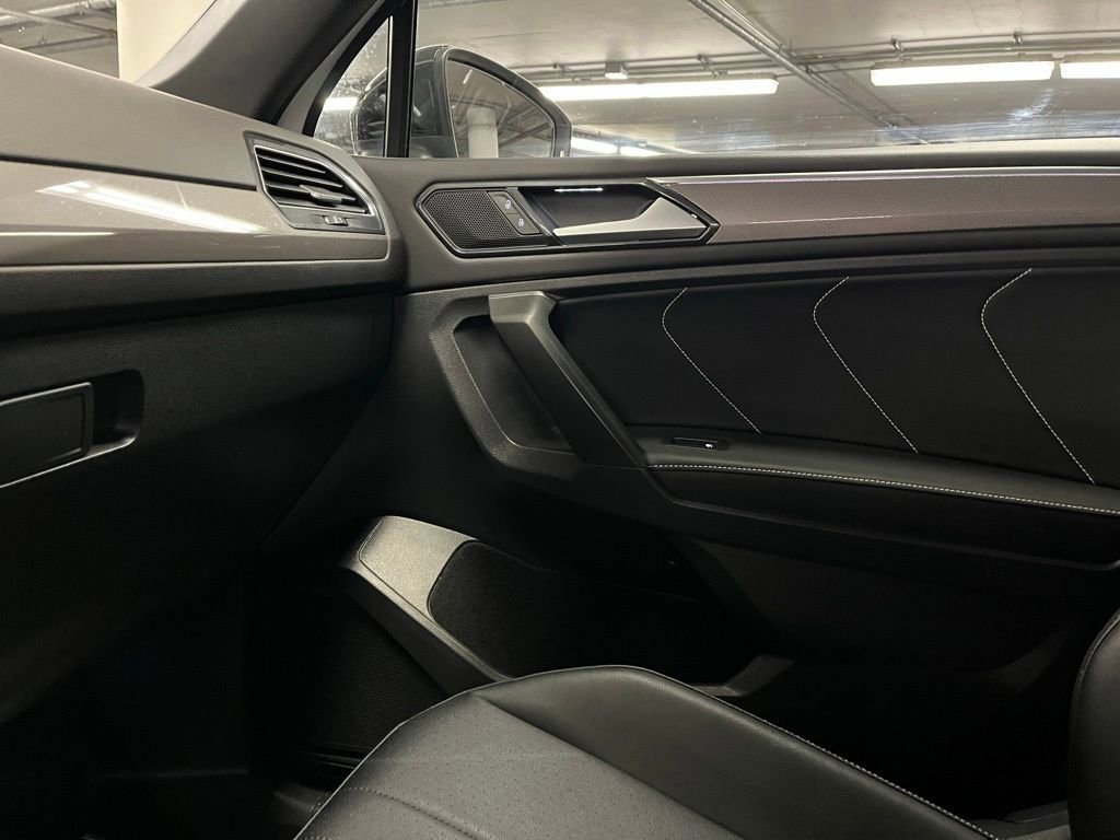 Certified 2022 Volkswagen Tiguan SE R-Line image 31