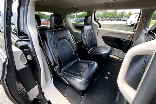 Used 2023 Chrysler Pacifica Touring-L FWD image 24