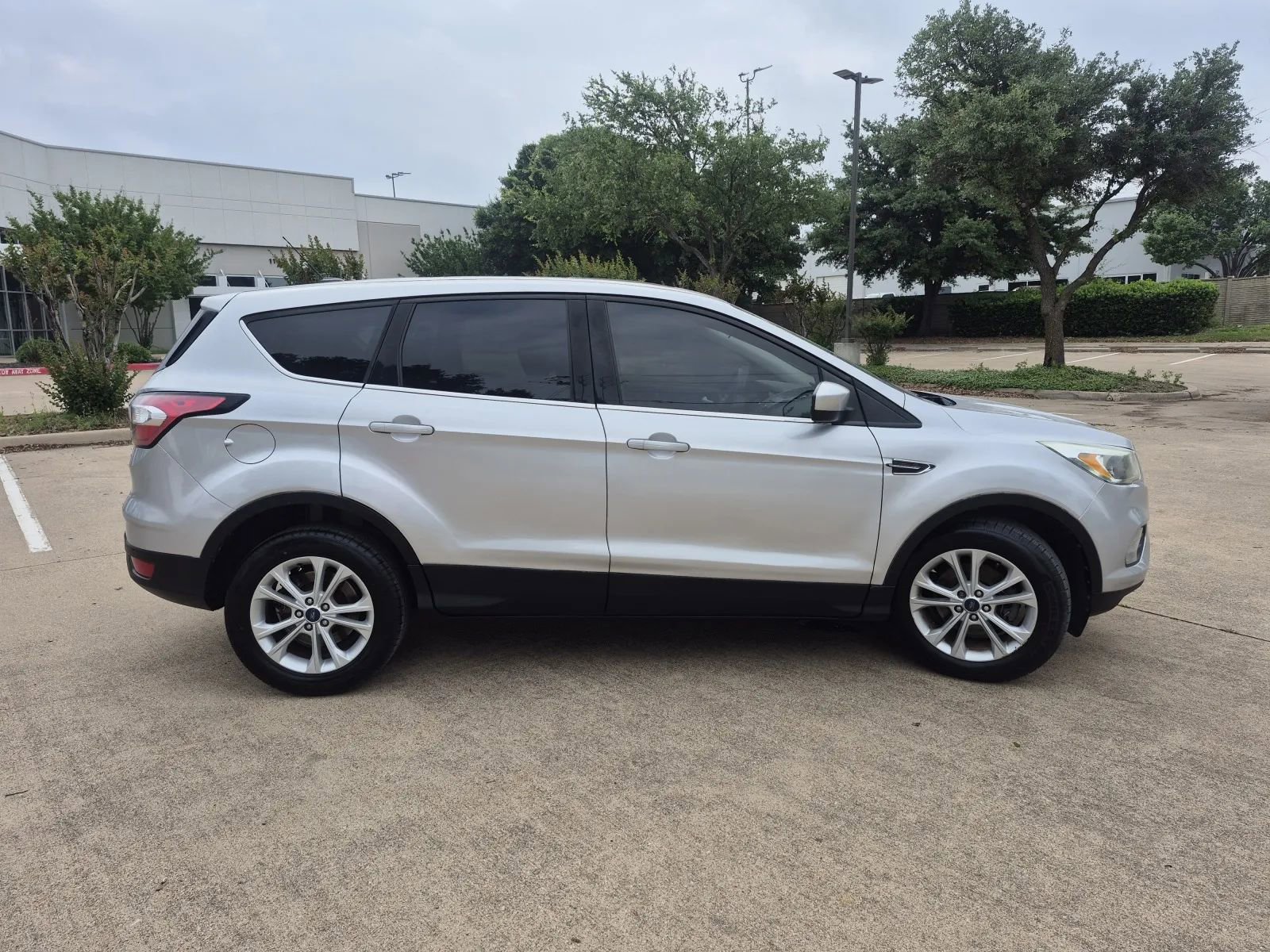 Used 2017 Ford Escape SE w/ SE Cold Weather Package FWD image 5