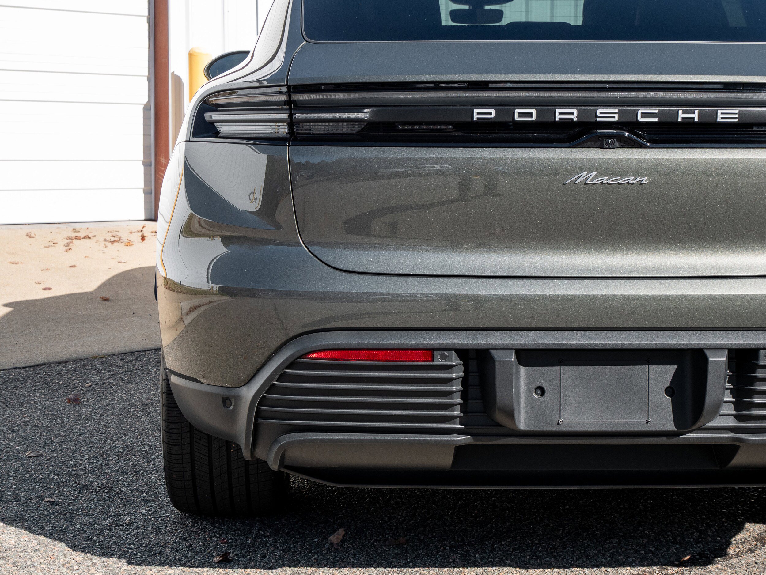 Certified 2025 Porsche Macan Electric image 14