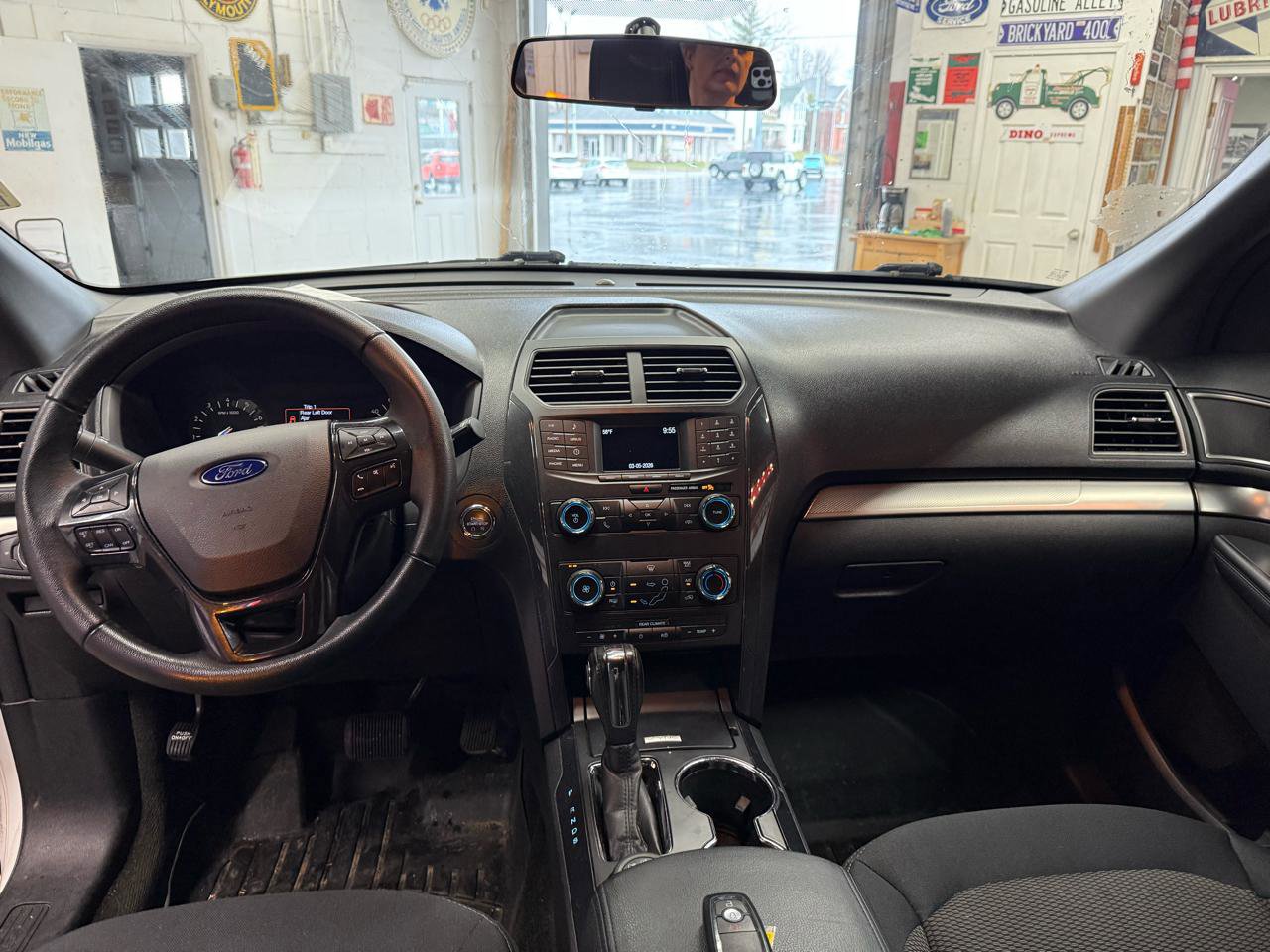 Used 2018 Ford Explorer XLT image 12