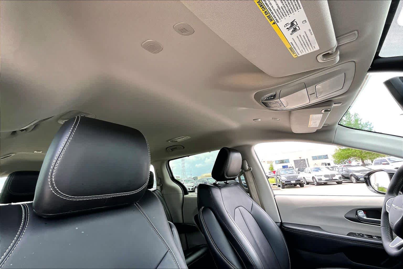Used 2024 Chrysler Pacifica Touring-L FWD image 12