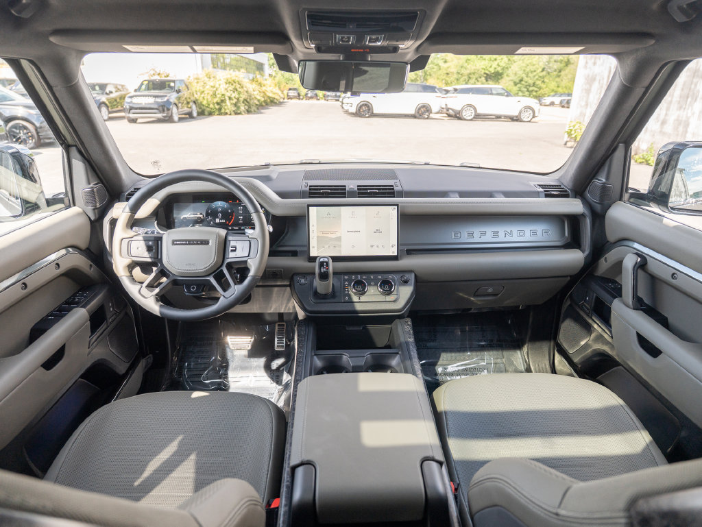 Used 2025 Land Rover Defender 110 AWD/4WD image 18