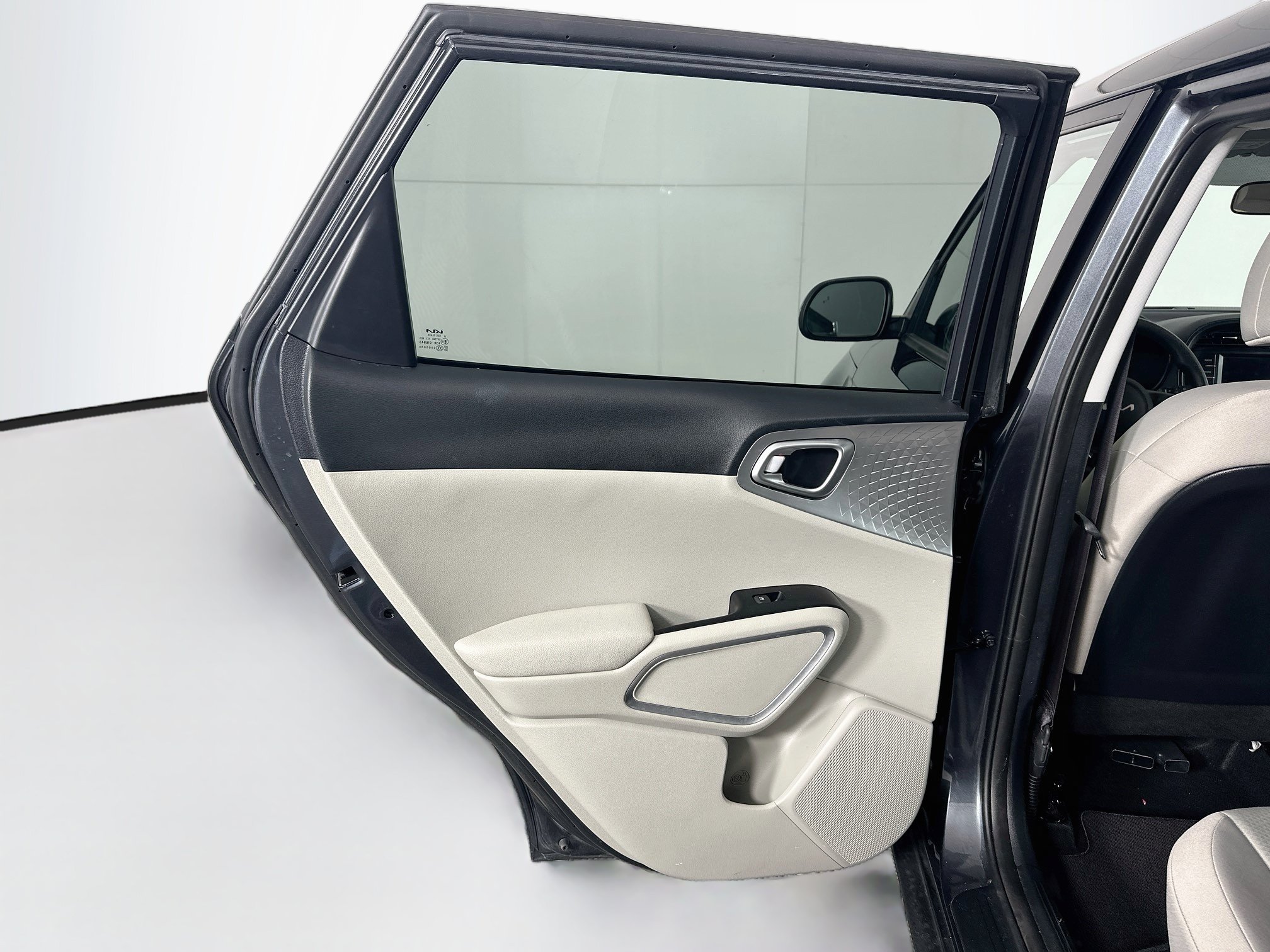 Used 2025 Kia Soul LX w/ LX Technology Package FWD image 25