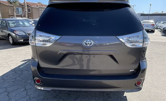 Used 2015 Toyota Sienna SE FWD image 6
