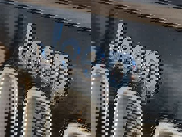 Used 2016 Jeep Wrangler Unlimited Sahara w/ Connectivity Group image 12