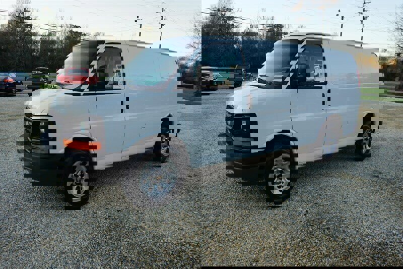 Used 2010 Chevrolet Express 1500 image 7