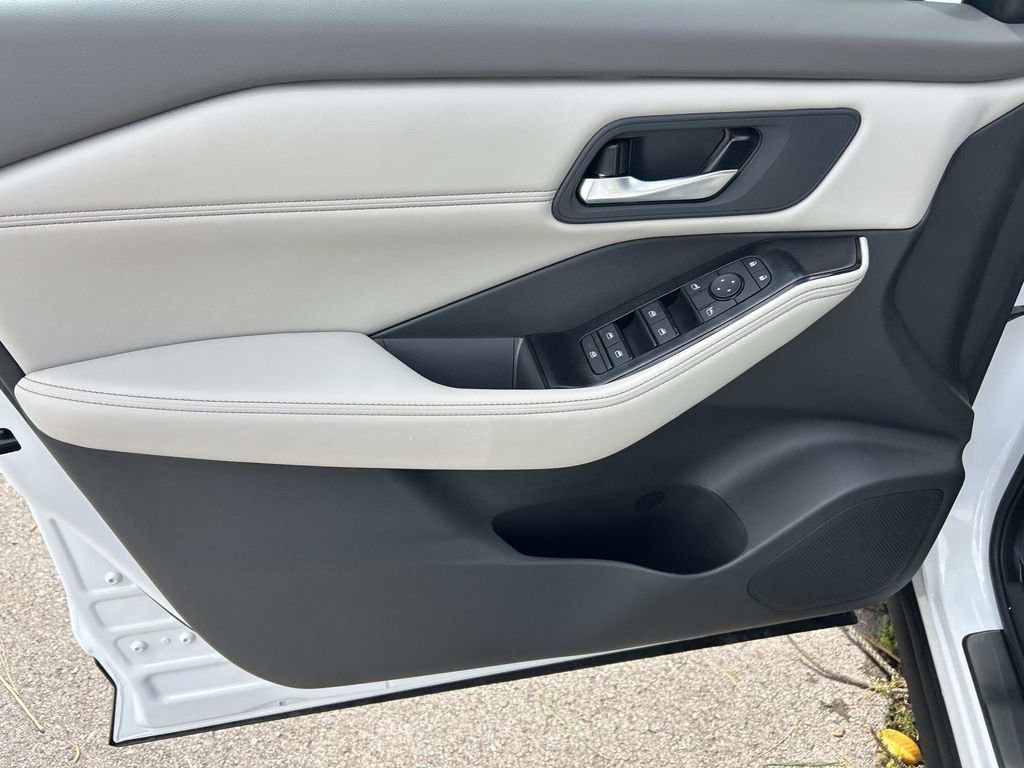 New 2026 Nissan Rogue SV AWD/4WD image 17