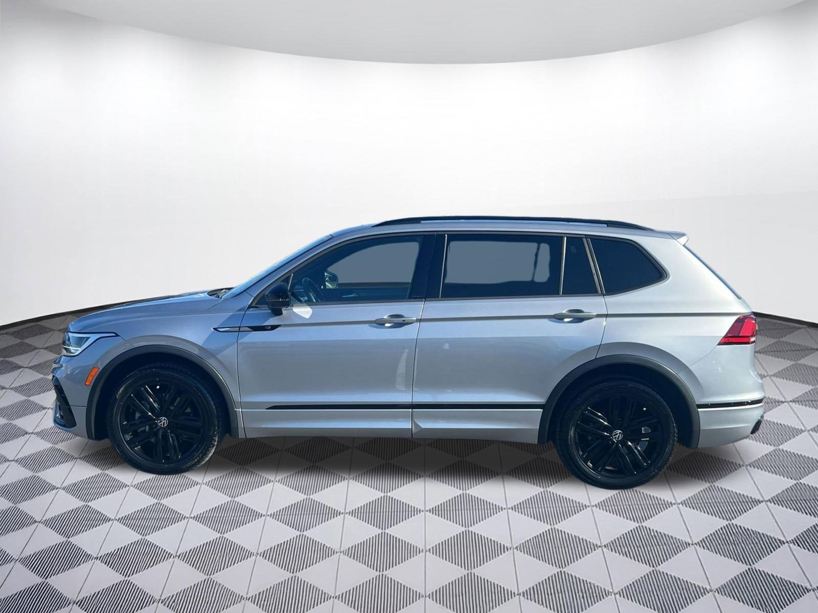 Used 2022 Volkswagen Tiguan SE R-Line FWD image 2