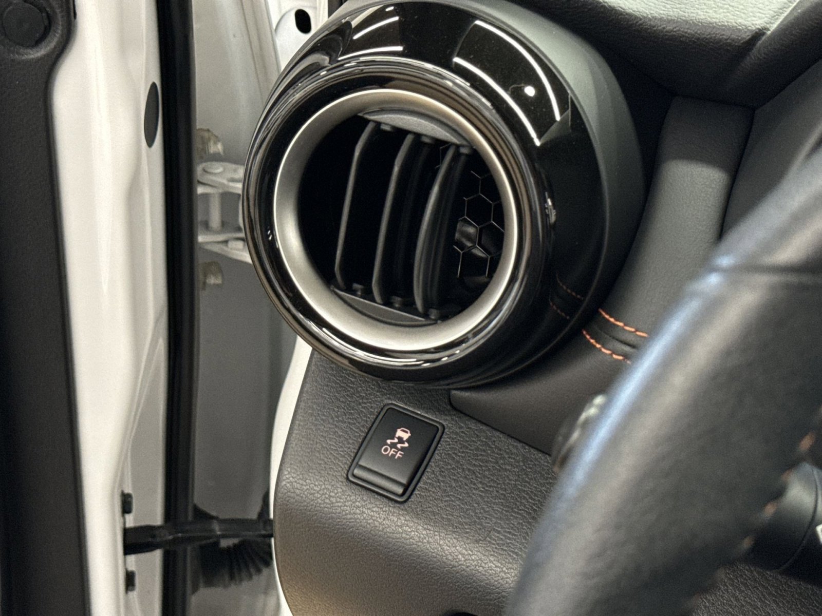Used 2018 Nissan Kicks SR w/ Premium Package FWD image 39