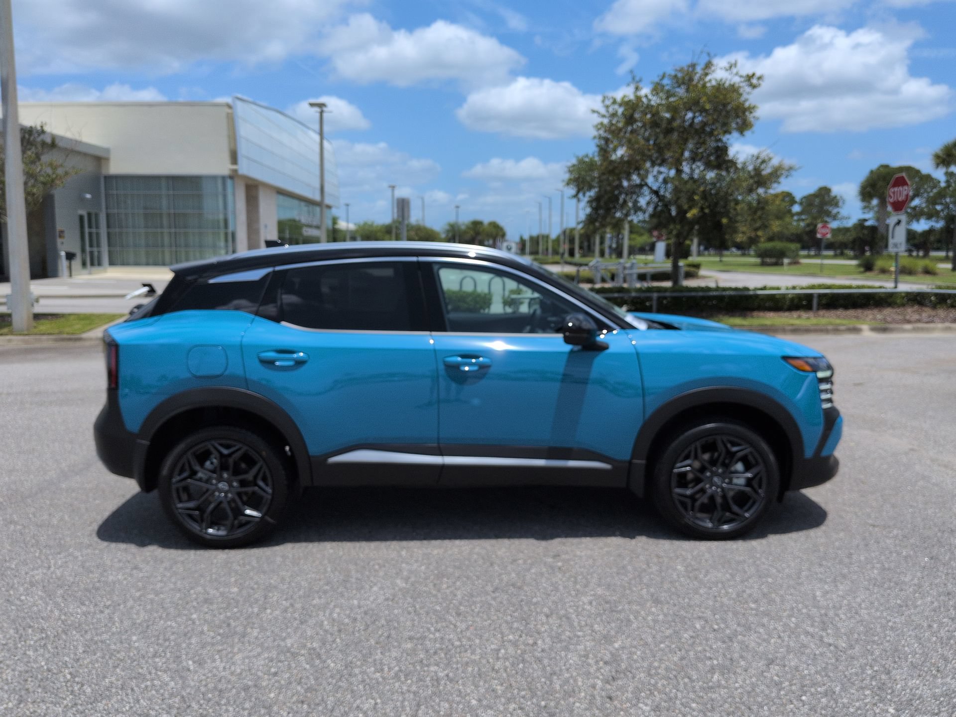New 2026 Nissan Kicks SR FWD image 4