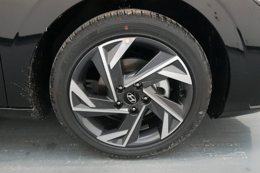 New 2025 Hyundai Elantra Limited image 19