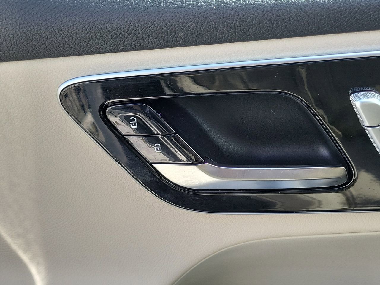 Used 2025 Mercedes-Benz GLC 300 image 23