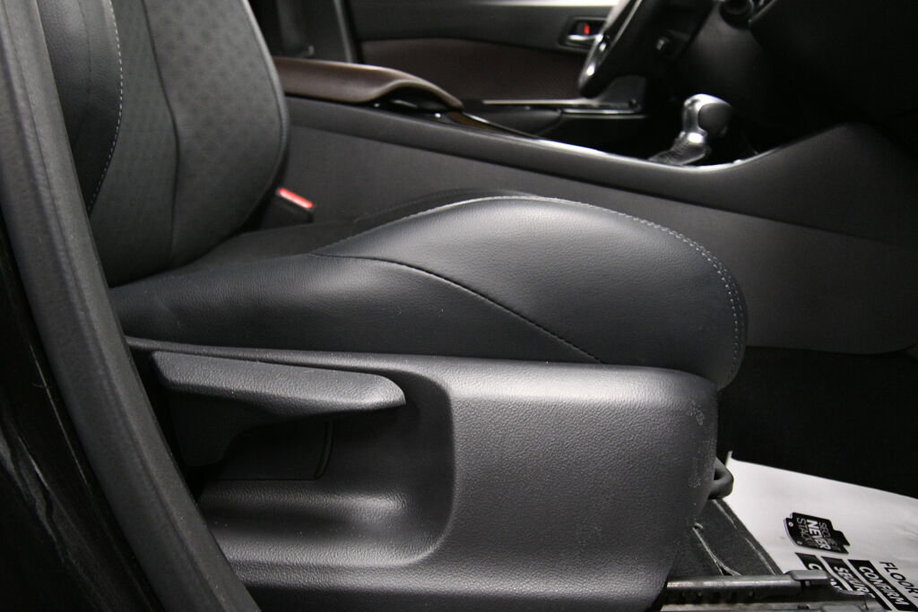 Used 2019 Toyota C-HR Limited image 26