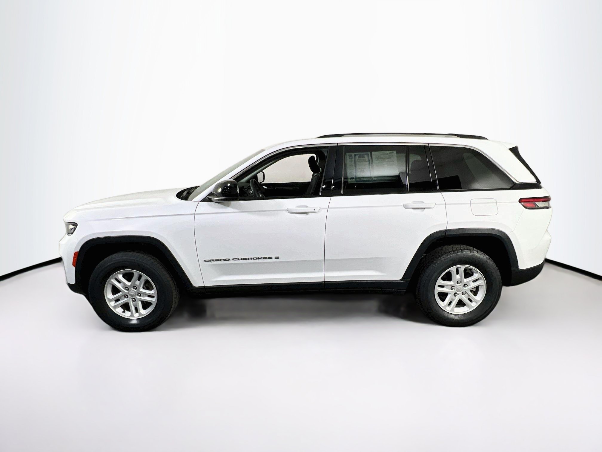 Used 2023 Jeep Grand Cherokee Laredo AWD/4WD image 8